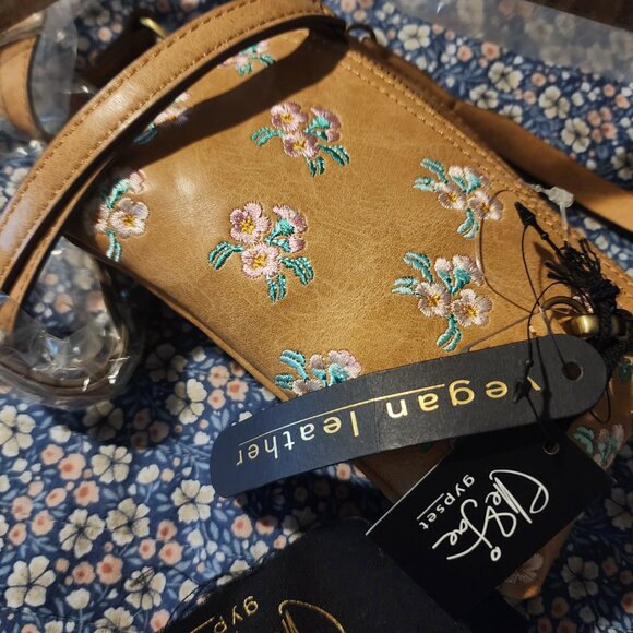 NWT Ella Jae Gypset Scattered Blooms Wristlet Slate Beige - Picture 2 of 2